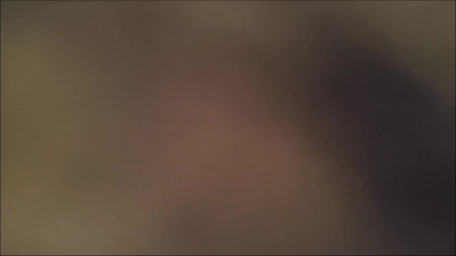 В японском порно молодая девушка стесняясь сосет член